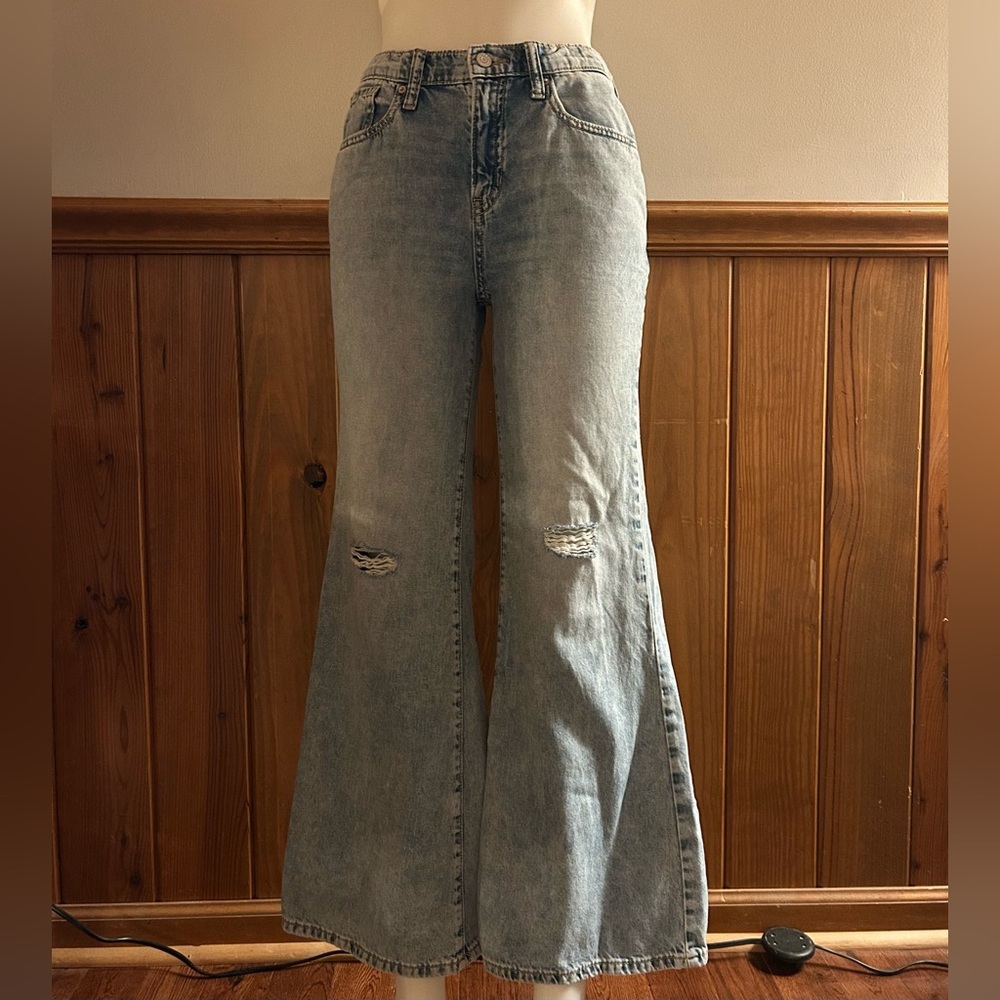 Women's sz 2 short, Old Navy Flared high rise light Blue Jeans, flared denim